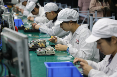 中国电子科技集团公司第二十七研究所某产品生产线 郑报全媒体记者 李新华 摄